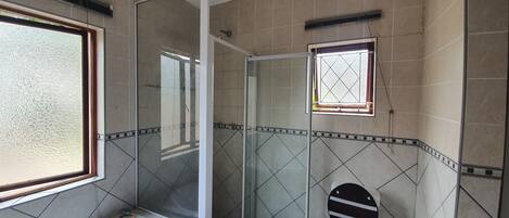 風筒、提供毛巾、廁紙