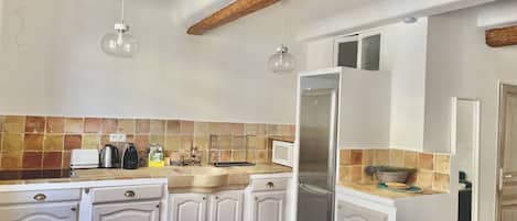 Fridge, microwave, stovetop, coffee/tea maker