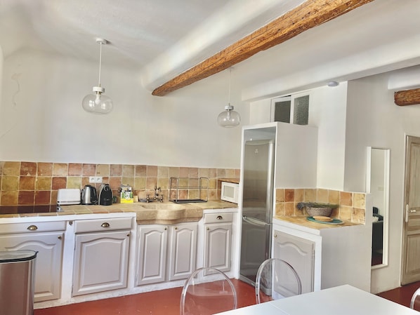 Kühlschrank, Mikrowelle, Herdplatte, Wasserkocher mit Kaffee-/Teezubehör