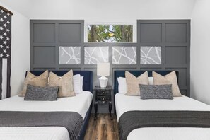 3 bedrooms, desk, iron/ironing board, travel crib