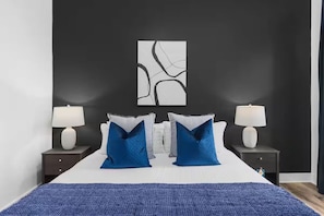 3 habitaciones, escritorio y tabla de planchar con plancha 