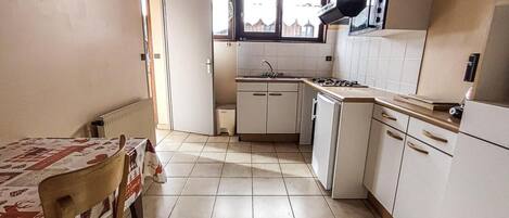 Køleskab, mikrobølgeovn, ovn