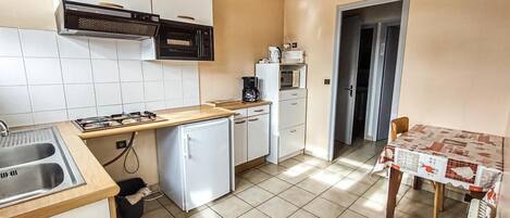 Een koelkast, een microgolfoven, een oven