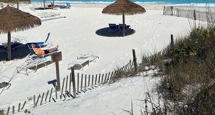 Generator, Golf cart avail., 2 BR beach villa in Treasure, WiFi, washer & dryer
