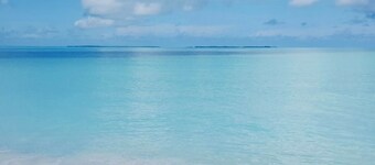Generator, Golf cart avail., 2 BR beach villa in Treasure, WiFi, washer & dryer