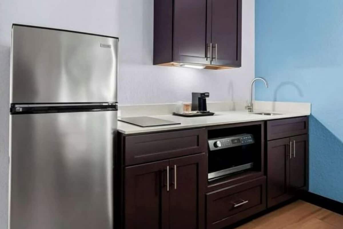 1 habitación, escritorio y espacio para trabajar con laptop