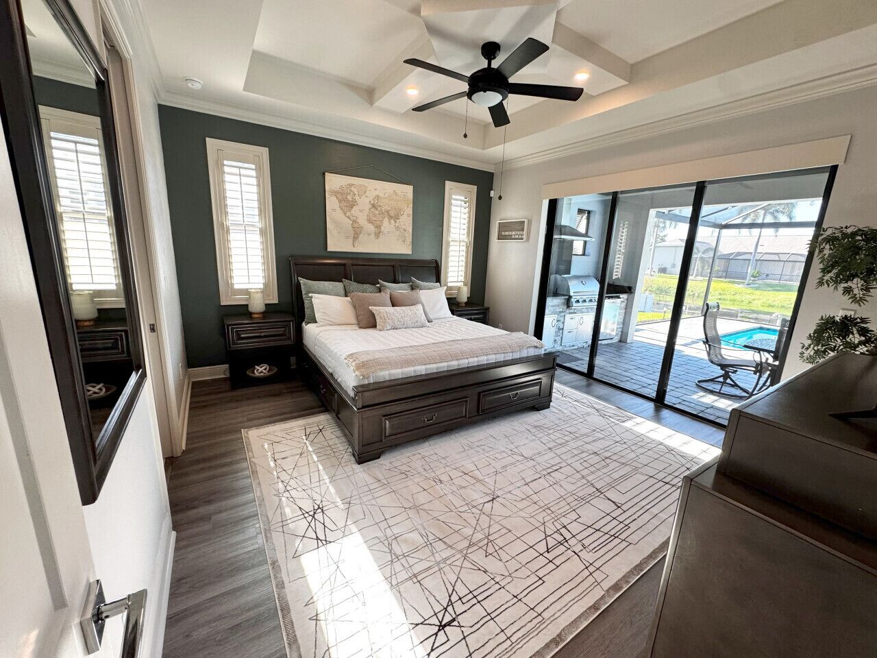 4 habitaciones, escritorio y tabla de planchar con plancha 