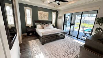 4 habitaciones, escritorio y tabla de planchar con plancha