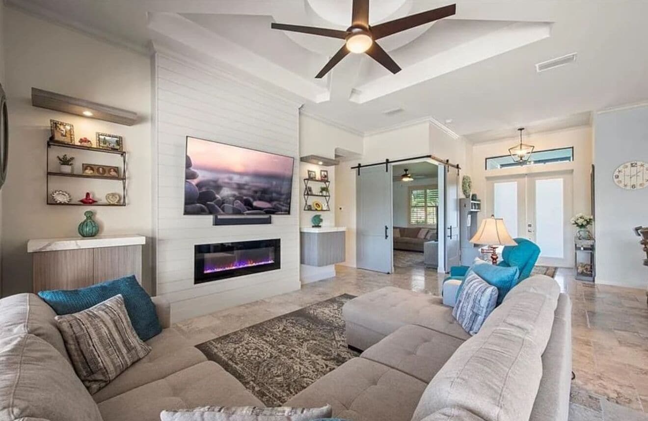 Televisión, chimenea, estéreo y oficina 