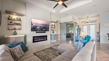 Televisión, chimenea, estéreo y oficina