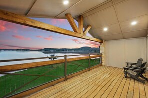 Terrace/patio - Sunshine Beach- Swimming + Dock! (Graham)