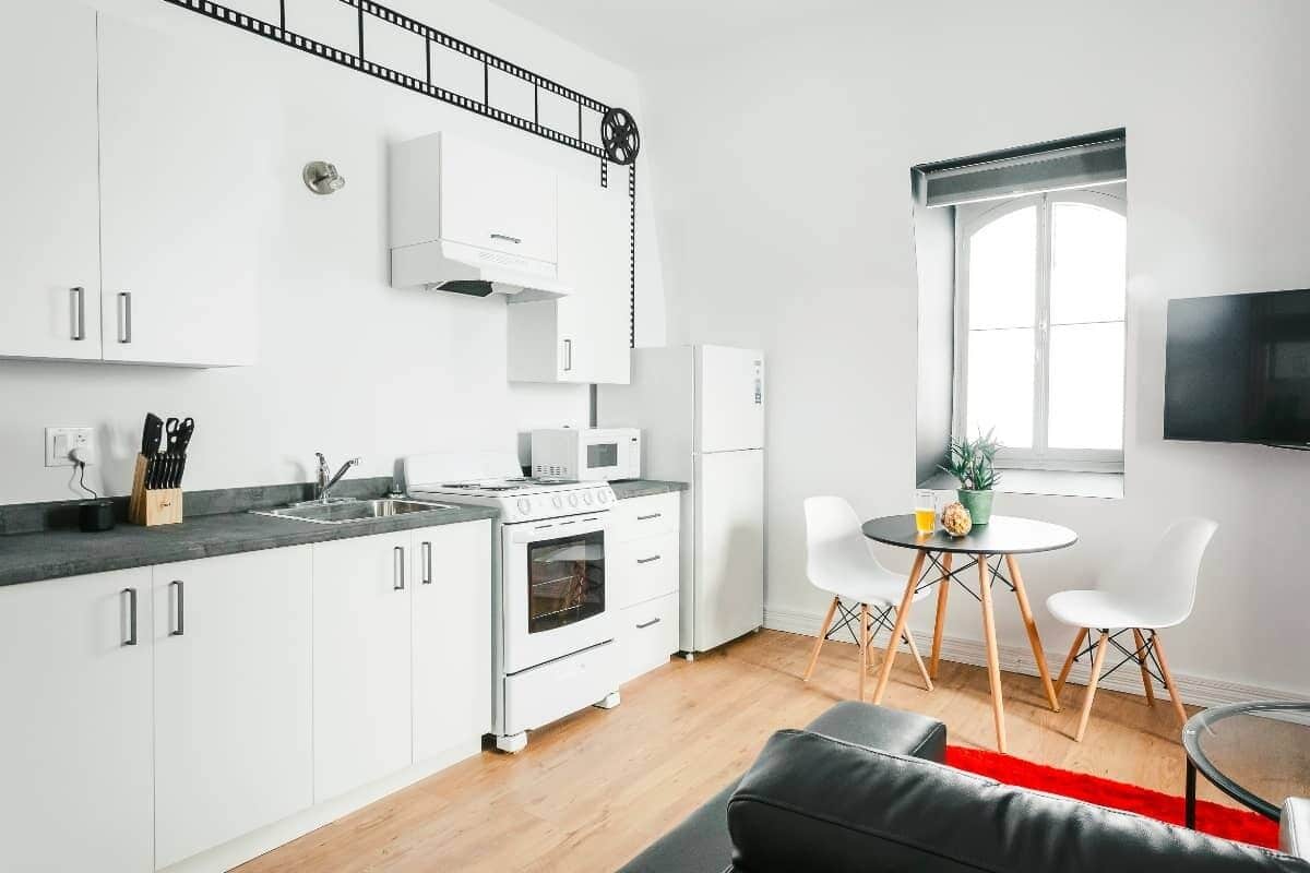 Loft Confort, vista parcial al océano | Cocineta privada | Refrigerador con congelador, microondas, horno y parrilla de estufa