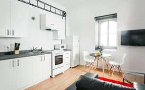 Comfort loft, gedeeltelijk uitzicht op oceaan | Privékitchenette | Een koelkast met diepvriezer, een microgolfoven, een oven, een kookplaat