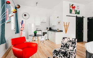 Comfort Loft, Park View | Private kitchenette | Full-sized fridge, microwave, oven, stovetop - Lofts du Presbytère (Matane)