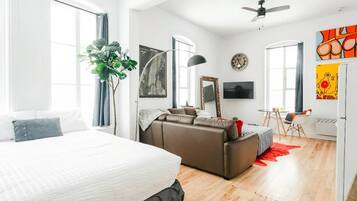 Comfort-Loft, eingeschränkter Meerblick | 1 Schlafzimmer, individuell dekoriert, kostenloses WLAN