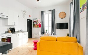 Comfort Loft, Partial Ocean View | Private kitchenette - Lofts du Presbytère (Matane)