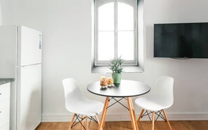 Comfort Loft, Partial Ocean View | Private kitchenette | Full-size fridge, microwave, oven, stovetop - Lofts du Presbytère (Matane)