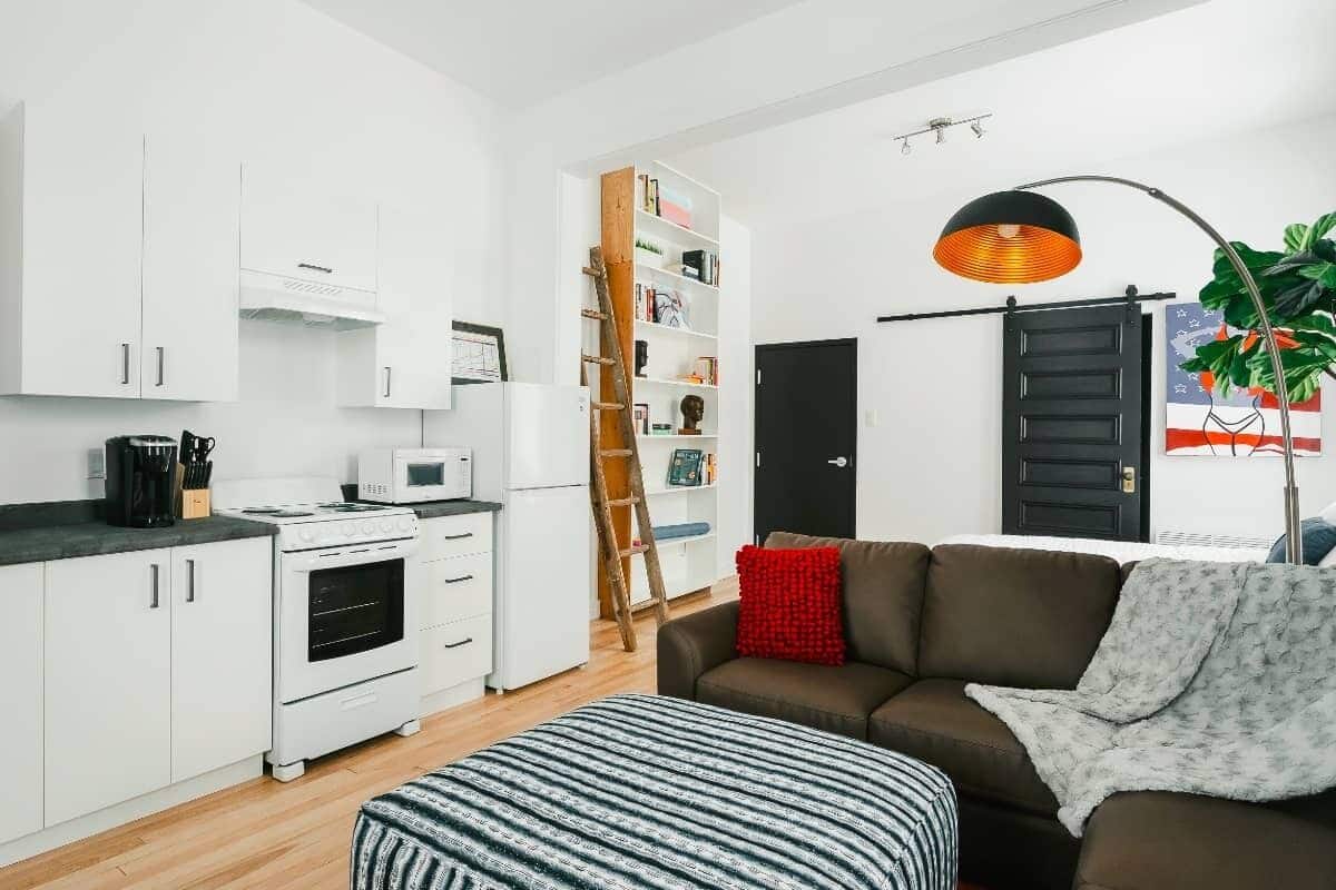 Loft Confort, vista parcial al océano | Cocineta privada | Refrigerador con congelador, microondas, horno y parrilla de estufa