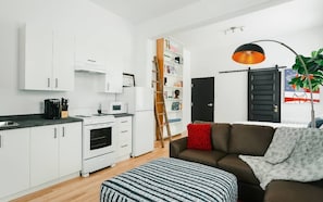 Comfort loft, gedeeltelijk uitzicht op oceaan | Privékitchenette | Een koelkast met diepvriezer, een microgolfoven, een oven, een kookplaat