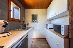 Fridge, microwave, oven, coffee/tea maker