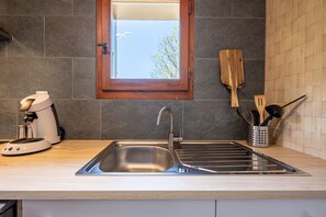 Refrigerador, microondas, horno y cafetera y tetera 