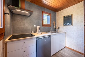 Kühlschrank, Mikrowelle, Ofen, Wasserkocher mit Kaffee-/Teezubehör