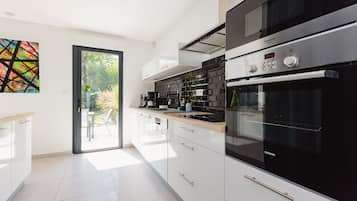 Kühlschrank, Mikrowelle, Ofen, Geschirrspüler