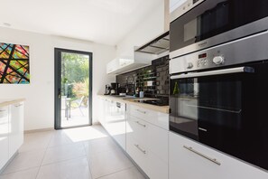 Fridge, microwave, oven, dishwasher - La Villa Pop & Steel - maison avec 4 chambres (Orgères)