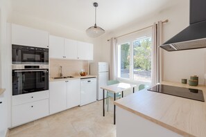 Jääkaappi, mikroaaltouuni, uuni, astianpesukone