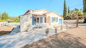 A house with a patio, outdoor seating, and a swimming pool. - Lou Vaou - Maison Climatisée avec Piscine (Carcès)