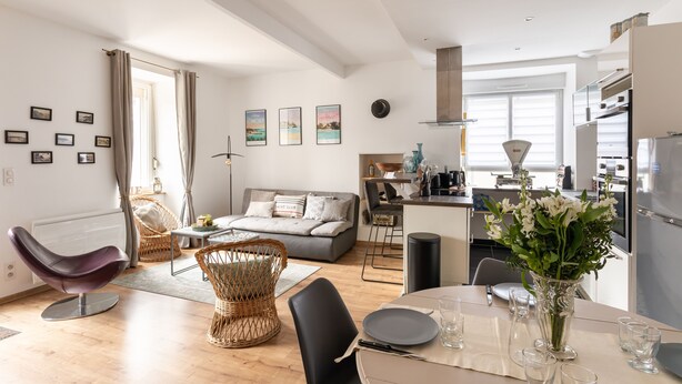 A modern apartment with a dining area, kitchen, and living room. - Le Repos des Vagues - 4min de la Plage (Dinard)