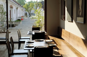 Frokost med lokale retter hver dag (EUR 28 per person)