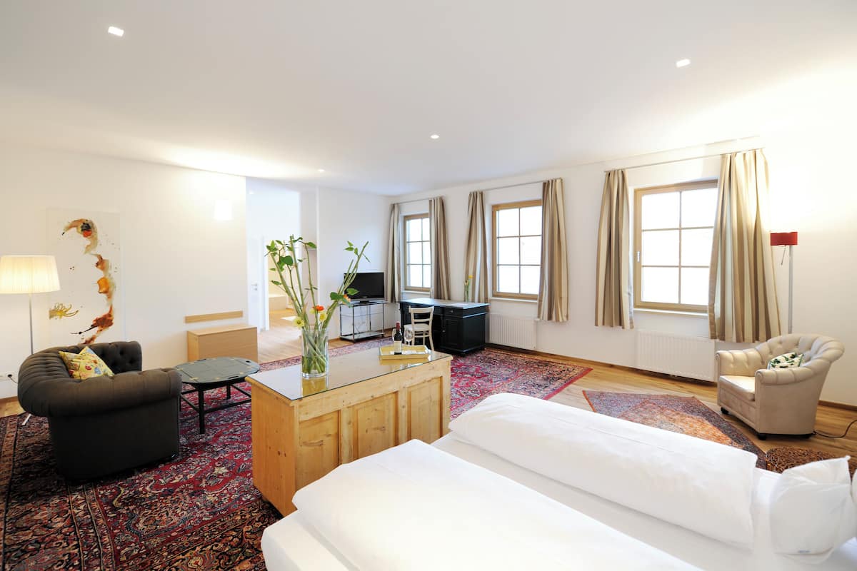Suite, Balcony, Courtyard View | 1 bedroom, in-room safe, desk, laptop workspace