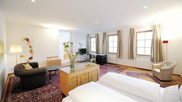 Suite, balcón, vista al patio | 1 habitación, caja de seguridad en la habitación y escritorio