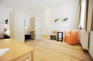 Double Room, Courtyard View | In-room safe, desk, laptop workspace, soundproofing - Hotel Genuss am Hof (Halbturn)