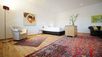 Suite, Balkon, Blick auf den Innenhof | Zimmersafe, Schreibtisch, laptopgeeigneter Arbeitsplatz