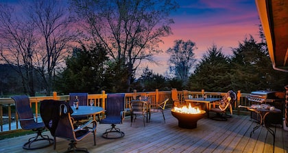 Fireside Cabin w/Hot Tub. 2 Bedrooms w/3 Queen Beds. Spacious and Pet Friendly!