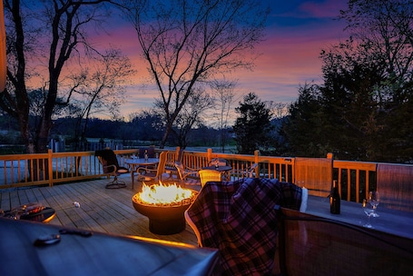 Outdoor dining. Fireside Cabin w/Hot Tub. 2 Bedrooms w/3 Queen Beds. Spacious