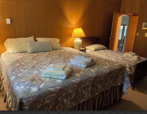 4 bedrooms, WiFi, bed sheets - Just Steps to Private Dock, Hot Tub on Spacious Home/Land at Quiet End of Lake (Swanton)
