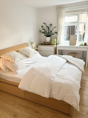2 bedrooms, desk, WiFi, bed sheets