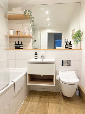 Haartrockner, Bidet, Handtücher, Seife