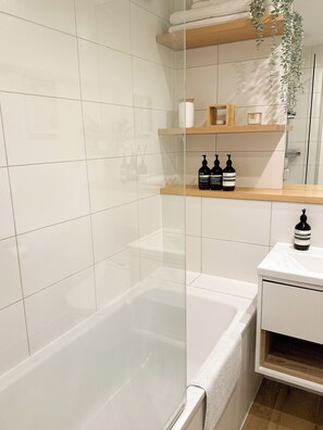 Hair dryer, bidet, towels, soap - Modern ground floor flat- great transport links. Private parking space included. (Croydon)