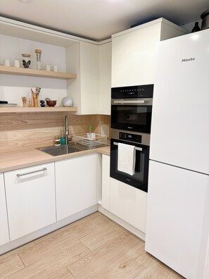 Réfrigérateur, four à micro-ondes, un four, surface de cuisson