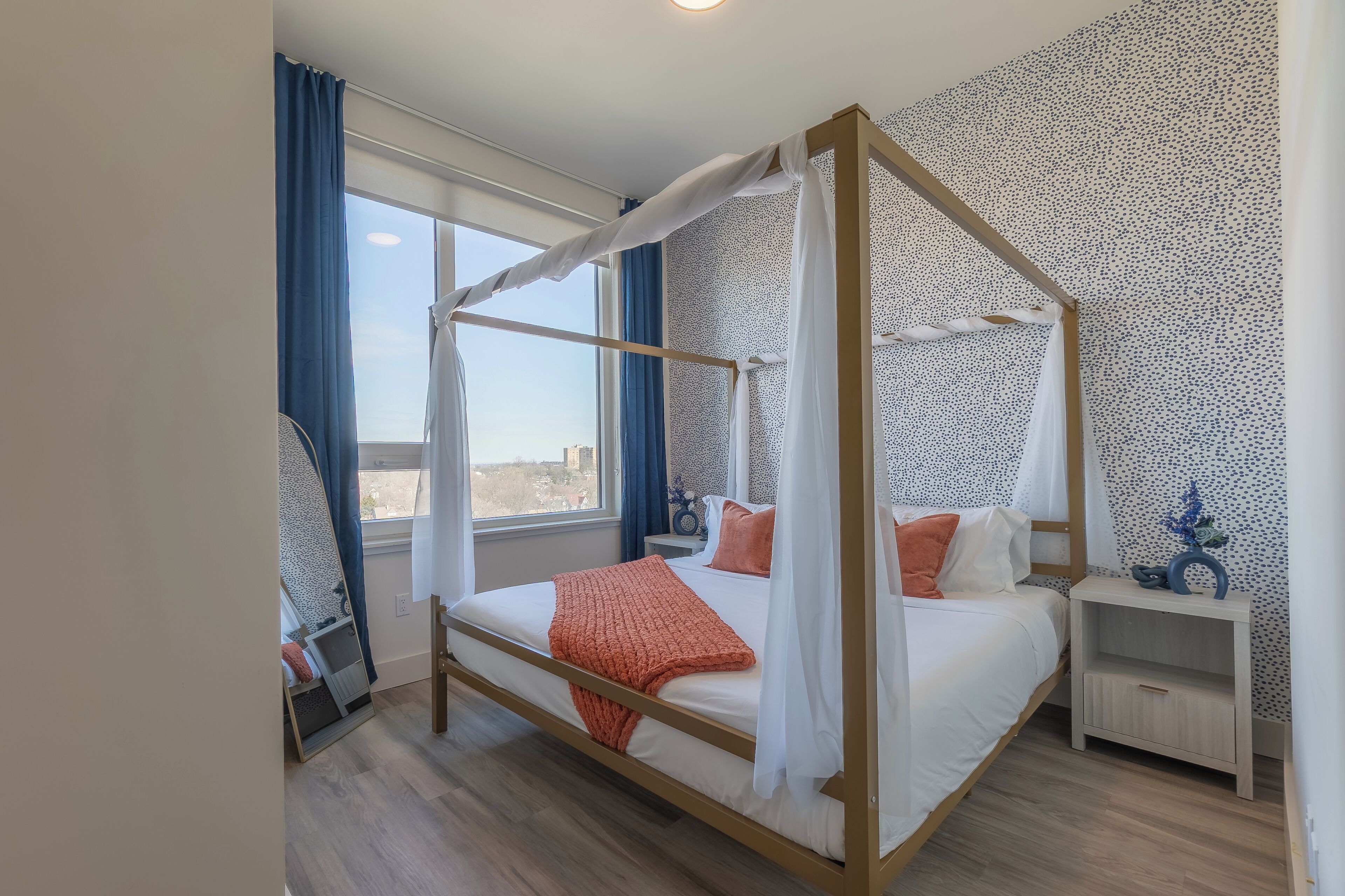 4 slaapkamers, een bureau, een strijkplank/strijkijzer, gratis wifi