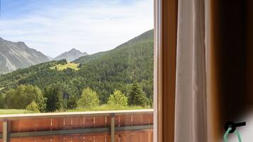 Chambre Double, balcon, vue montagne | Balcon