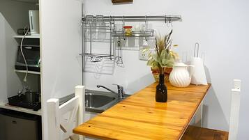 Kylskåp, mikrovågsugn, brödrost och grytor/köksredskap