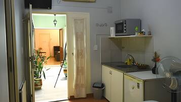 Kylskåp, mikrovågsugn, brödrost och grytor/köksredskap