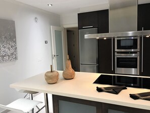 Kühlschrank, Mikrowelle, Ofen, Geschirrspüler