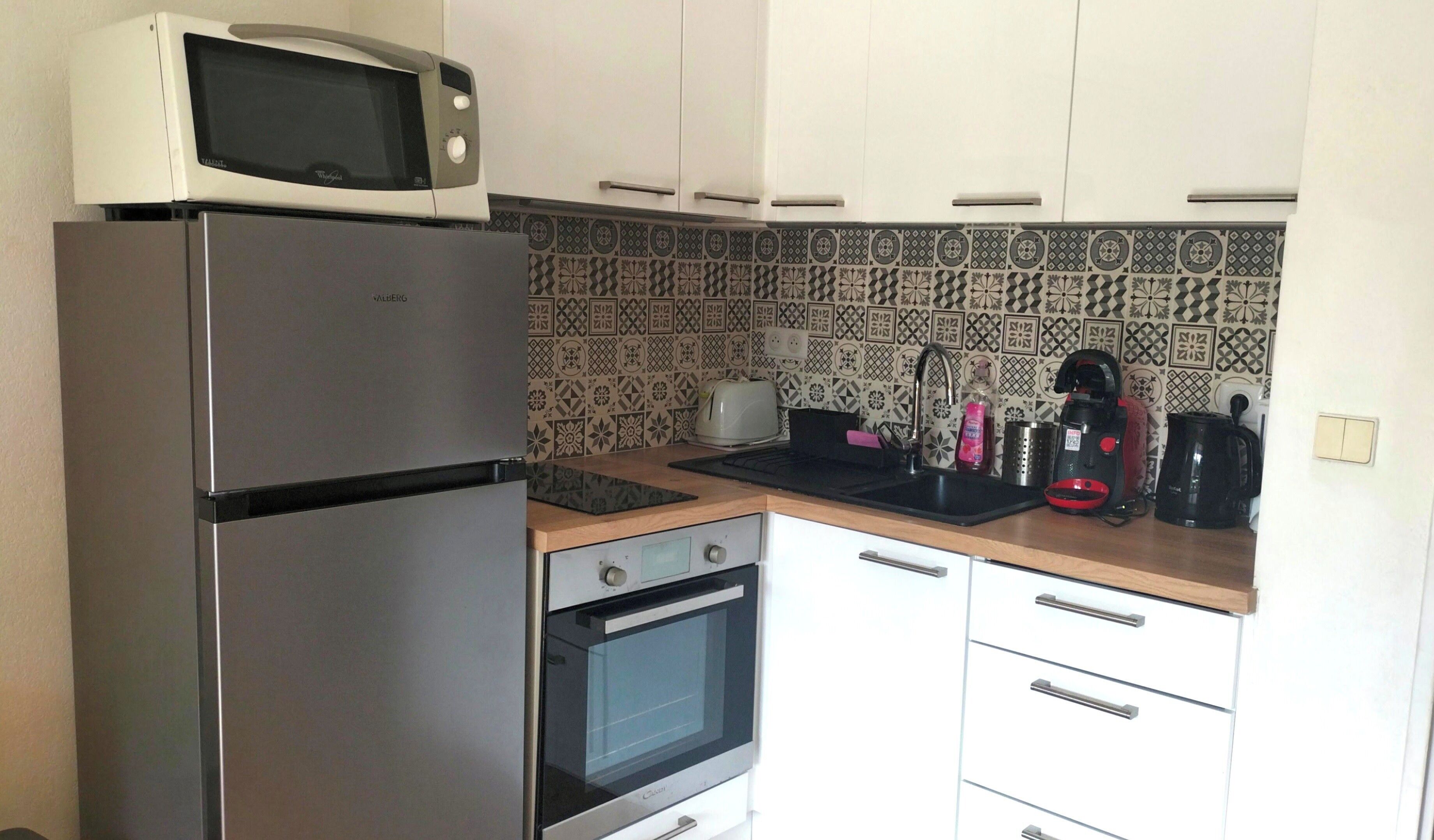 冷蔵庫、電子レンジ、オーブン、コーヒー / ティーメーカー