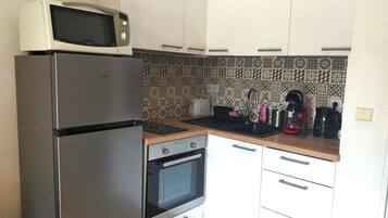 KĂŒhlschrank, Mikrowelle, Ofen, Wasserkocher mit Kaffee-/Teezubehör